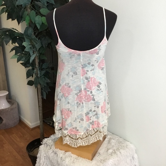 Take Out floral tank with lace hem measures like a S/M refer to desc… - Picture 16 of 16